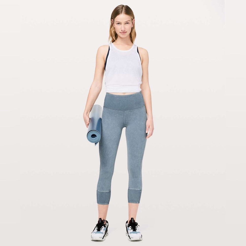Lululemon Wunder Under Crop 23 Ribbed
Washed Moon Blue Size 4